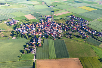 Dorf - Ansicht am Rande von landwirtschaftlichen Feldern und Nutzflächen in Ebertshausen in Üchtelhausen im Bundesland Bayern, Deutschland von oben