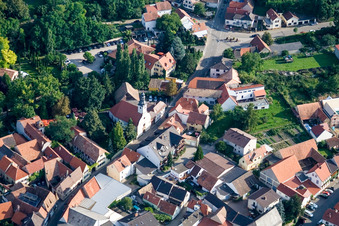 Katholische Kirche St. Jakobus d.Ä.(1713 erbaut als ,1957 an die Katholiken übergeben) in Großkarlbach im Bundesland Rheinland-Pfalz, Deutschland