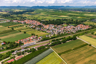 Dorfansicht aus Südosten in Winden im Bundesland Rheinland-Pfalz, Deutschland