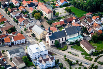 St. Philippus Jakobus. Volksbank Kraichgau eG im Ortsteil Oberhausen in Oberhausen-Rheinhausen im Bundesland Baden-Württemberg, Deutschland