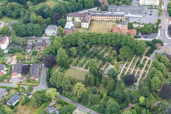 Luftbild von Alter Friedhof Flensburg, Christiansenpark,  Alter Wasserturm im Ortsteil Duburg im Bundesland Schleswig-Holstein, Deutschland