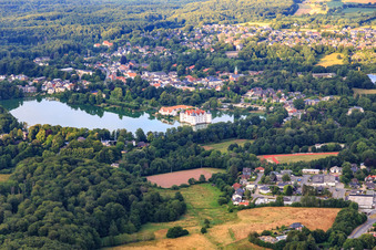 Luftbild von Schloss Glücksburg im Schloßteich im Bundesland Schleswig-Holstein, Deutschland
