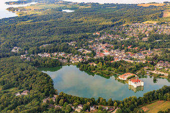 Schrägluftbild von Schloss Glücksburg im Schloßteich im Bundesland Schleswig-Holstein, Deutschland