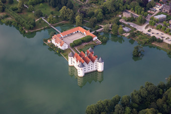 Schloss Glücksburg im Schloßteich im Bundesland Schleswig-Holstein, Deutschland von oben
