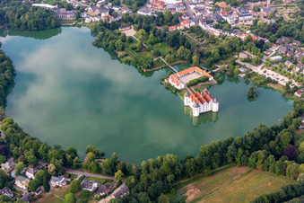 Gebäude und Schloßpark- Anlagen des Renaissancewasserschloss am Schlossteich in Glücksburg (Ostsee) im Bundesland Schleswig-Holstein, Deutschland