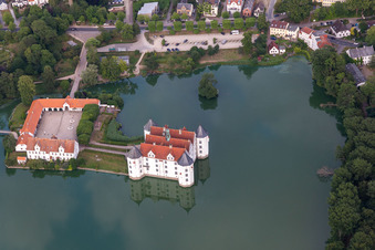 Schloss Glücksburg im Schloßteich im Bundesland Schleswig-Holstein, Deutschland aus der Luft