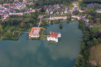 Schloss Glücksburg im Schloßteich im Bundesland Schleswig-Holstein, Deutschland von oben gesehen