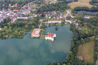 Schloss Glücksburg im Schloßteich im Bundesland Schleswig-Holstein, Deutschland vom Flugzeug aus