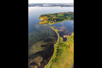 Wasseroberfläche an der Meeres- Küste mit Noorbrücke an der Flensburger Förde in Holnis in Glücksburg im Bundesland Schleswig-Holstein, Deutschland