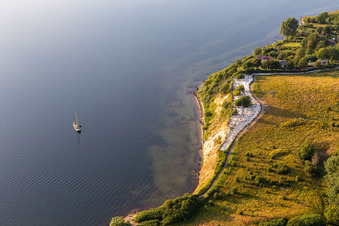 Schrägluftbild von Wasseroberfläche an der Meeres- Küste mit Noorbrücke an der Flensburger Förde in Holnis in Glücksburg im Bundesland Schleswig-Holstein, Deutschland
