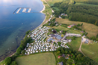 Luftbild von Campingplatz Bockholmwik und Sportboot und Segelboot Anlegestelle und Bootsliegeplätze im Hafen " Yachthafen Bockholmwik " in Munkbrarup im Ortsteil Rüde im Bundesland Schleswig-Holstein, Deutschland