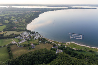 Schrägluftbild von Campingplatz Bockholmwik, Restaurant Bock 19,  Yachthafen Bockholmwik im Ortsteil Rüde in Munkbrarup im Bundesland Schleswig-Holstein, Deutschland