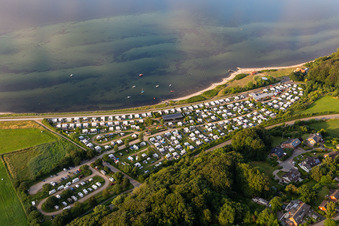 Campingplatz mit Wohnwagen und Zelten am Ostseestrand in Langballigholz in Westerholz im Bundesland Schleswig-Holstein, Deutschland