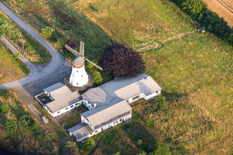 Luftbild von Windmühle in Westerholz im Bundesland Schleswig-Holstein, Deutschland