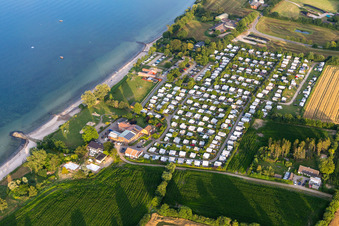 Luftbild von Campingplatz nordstern mit Wohnwagen und Zelten am Ufer der Ostsee an der Seebadeanstalt Norgaardholz in Norgaardholz in Steinberg im Bundesland Schleswig-Holstein, Deutschland