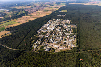 Forschungs- Gebäude und Bürokomplex des KIT Campus Nord (früher Kernforschungszentrum Karlsruhe) im Ortsteil Leopoldshafen in Eggenstein-Leopoldshafen im Bundesland Baden-Württemberg, Deutschland von oben