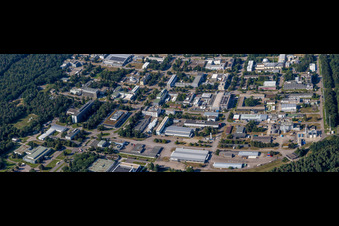 Campus- Gebäude der Universität KIT - Campus Nord (ehemaliges Kernforschungszentrum Karlsruhe) im Hintergrund von Leopoldshafen in Eggenstein-Leopoldshafen im Bundesland Baden-Württemberg, Deutschland