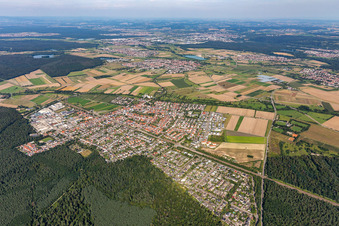Ortsansicht der Straßen und Häuser der Wohngebiete im Ortsteil Friedrichstal in Stutensee im Bundesland Baden-Württemberg, Deutschland