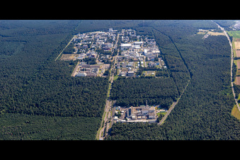 Forschungs- Gebäude und Bürokomplex des KIT Campus Nord (früher Kernforschungszentrum Karlsruhe) im Ortsteil Leopoldshafen in Eggenstein-Leopoldshafen im Bundesland Baden-Württemberg, Deutschland von oben gesehen