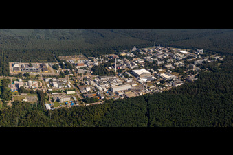 Forschungs- Gebäude und Bürokomplex des KIT Campus Nord (früher Kernforschungszentrum Karlsruhe) im Ortsteil Leopoldshafen in Eggenstein-Leopoldshafen im Bundesland Baden-Württemberg, Deutschland aus der Luft betrachtet