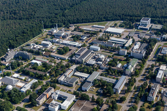 Forschungs- Gebäude und Bürokomplex des KIT Campus Nord mit IKET, ITEP, Institut für Meteorologie und Klimaforschung, wbk Institut für Produktionstechnik, Institut für Astroteilchenphysik (IAP) an der Karlsruher Allee in Eggenstein-Leopoldshafen im Bundesland Baden-Württemberg, Deutschland
