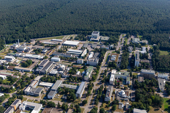 Forschungs- Gebäude und Bürokomplex des KIT Campus Nord mit IKET, ITEP, Institut für Meteorologie und Klimaforschung, wbk Institut für Produktionstechnik, Institut für Astroteilchenphysik (IAP), KIT Kantine und IMT Institute of Microstructure an der Eggensteiner Straße in Eggenstein-Leopoldshafen im Bundesland Baden-Württemberg, Deutschland