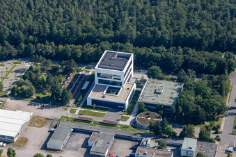 Forschungs- Gebäude und Bürokomplex " KIT Campus Nord " mit ZEISS Innovation Hub @KIT und BBBank eG Filiale Eggenstein-Leopoldshafen in Eggenstein-Leopoldshafen im Bundesland Baden-Württemberg, Deutschland