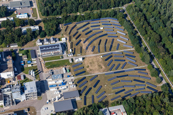 Solarkraftwerk und Photovoltaik- Anlagen an der Untergrombacher Straße des KIT Campus Nord in Eggenstein-Leopoldshafen im Bundesland Baden-Württemberg, Deutschland