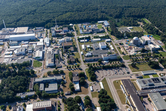 Luftbild von Forschungs- Gebäude und Bürokomplex des Karlsruhe Institut für Technologie Campus Nord mit Heiße Zellen (ehemaliger Forschungsbereich für Brennstoffuntersuchungen) an der Leopoldshafener Straße in Eggenstein-Leopoldshafen im Bundesland Baden-Württemberg, Deutschland