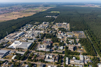 Campus- Gebäude der Universität KIT - Campus Nord (ehemaliges Kernforschungszentrum Karlsruhe) im Hintergrund von Leopoldshafen in Eggenstein-Leopoldshafen im Bundesland Baden-Württemberg, Deutschland von oben