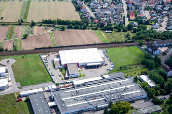 Luftbild von Industriegebiet Siemensstraße mit Hartmann & König Stromzuführungs AG und HeKa Fenster und im Ortsteil Neudorf in Graben-Neudorf im Bundesland Baden-Württemberg, Deutschland