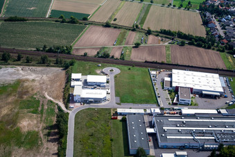 Luftaufnahme von Industriegebiet Siemensstraße mit Hartmann & König Stromzuführungs AG und HeKa Fenster und im Ortsteil Neudorf in Graben-Neudorf im Bundesland Baden-Württemberg, Deutschland