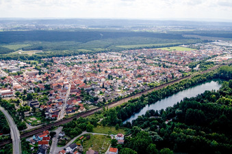 Luftbild von Huttenheimer Straße und Prestelsee im Ortsteil Neudorf in Graben-Neudorf im Bundesland Baden-Württemberg, Deutschland