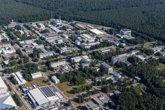 Forschungs- Gebäude und Bürokomplex des KIT Campus Nord mit Bibliothek, Institute of Microstructure, ITEP, Institut für Astroteilchenphysik, LEVKIN Lab an der Eggensteiner Straße in Eggenstein-Leopoldshafen im Bundesland Baden-Württemberg, Deutschland