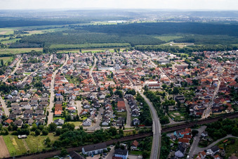 Bahnbrücke für die Huttenheimer Landstr im Ortsteil Neudorf in Graben-Neudorf im Bundesland Baden-Württemberg, Deutschland