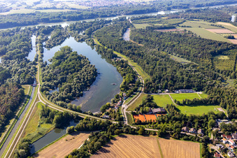 Uferbereiche des Leopoldshafen mit Tennisplätzen des TC Leopoldshafen und Rasenplatz des Fußballverein Leopoldshafen 1936 e.V. am Altrhein in einem Waldgebiet in Eggenstein-Leopoldshafen im Bundesland Baden-Württemberg, Deutschland