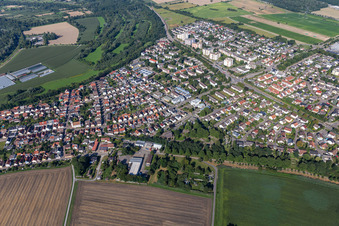 Luftaufnahme von Ortsansicht der Straßen und Häuser der Wohngebiete im Ortsteil Leopoldshafen in Eggenstein-Leopoldshafen im Bundesland Baden-Württemberg, Deutschland