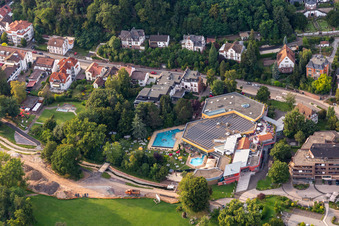 Luftaufnahme von Therme und Schwimmbecken der Südpfalz Therme in Bad Bergzabern im Bundesland Rheinland-Pfalz, Deutschland