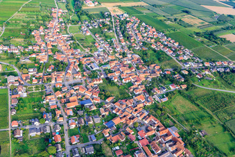 Winzerdorfansicht aus Westen in Oberotterbach im Bundesland Rheinland-Pfalz, Deutschland