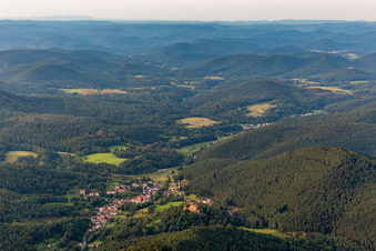 Burg Berwartstein in Erlenbach bei Dahn im Bundesland Rheinland-Pfalz, Deutschland von oben