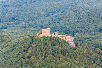 Burg Trifels im Ortsteil Bindersbach in Annweiler am Trifels im Bundesland Rheinland-Pfalz, Deutschland von oben