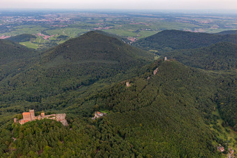 Luftaufnahme von Die 3 Burgen Trifels, Anebos und Münz im Ortsteil Bindersbach in Annweiler am Trifels im Bundesland Rheinland-Pfalz, Deutschland