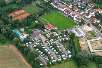 Campingplatz Klingbachtal mit Wohnwagen und Zelten und Freibad in Billigheim-Ingenheim im Ortsteil Klingen in Heuchelheim-Klingen im Bundesland Rheinland-Pfalz, Deutschland
