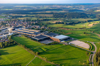 Luftbild von Gebäude und Produktionshallen auf dem Fabrikgelände der ARBURG GmbH + Co KG in Loßburg im Bundesland Baden-Württemberg, Deutschland