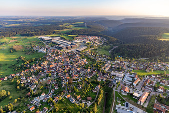 Stadtgebiet mit Außenbezirken und Innenstadtbereich in Loßburg im Schwarzwald im Bundesland Baden-Württemberg, Deutschland