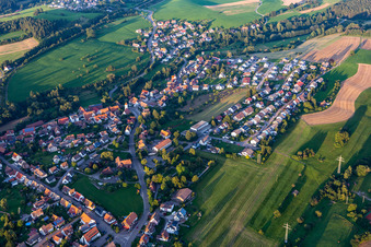 Ortsansicht am Rande von landwirtschaftlichen Feldern und Nutzflächen in Wittlensweiler in Freudenstadt im Bundesland Baden-Württemberg, Deutschland