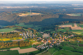 Wald- Gebiete und Forstflächen umsäumen das Siedlungsgebiet des Dorfes in Fürnsal in Dornhan im Bundesland Baden-Württemberg, Deutschland