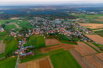 Schrägluftbild von Ortsteil Hochmössingen in Oberndorf am Neckar im Bundesland Baden-Württemberg, Deutschland
