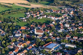 Kirchengebäude im Dorfkern in Villingendorf im Bundesland Baden-Württemberg, Deutschland