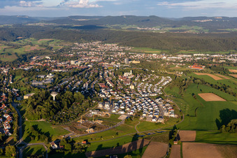 Luftbild von Stadtgebiet mit Außenbezirken und Innenstadtbereich in Rottweil im Bundesland Baden-Württemberg, Deutschland
